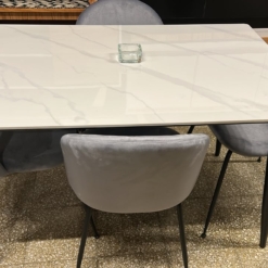 Mesa simil marmol + 4 sillones