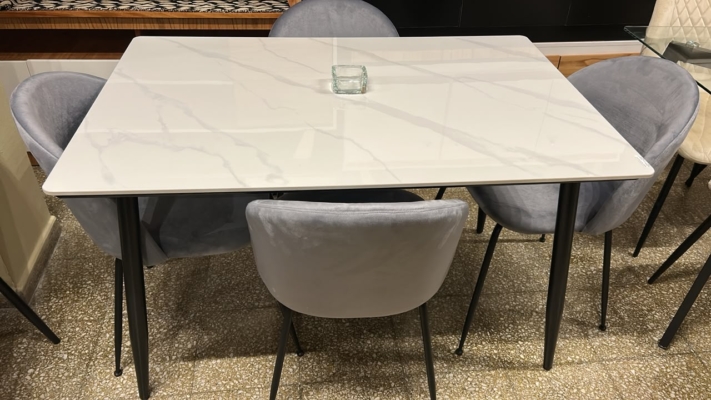 Mesa simil marmol + 4 sillones
